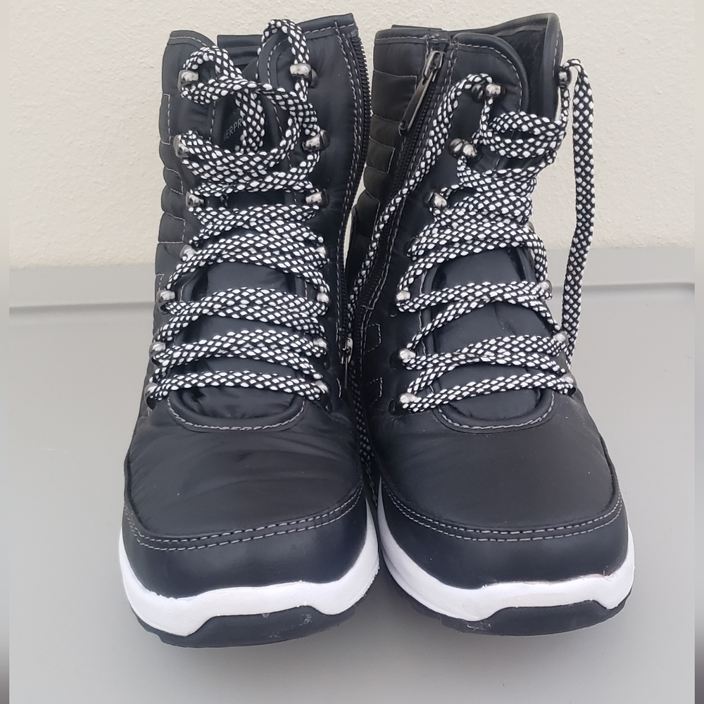 Weatherproof Katie Woman’s Sneaker Boot Fleece Lined Black Size 10M